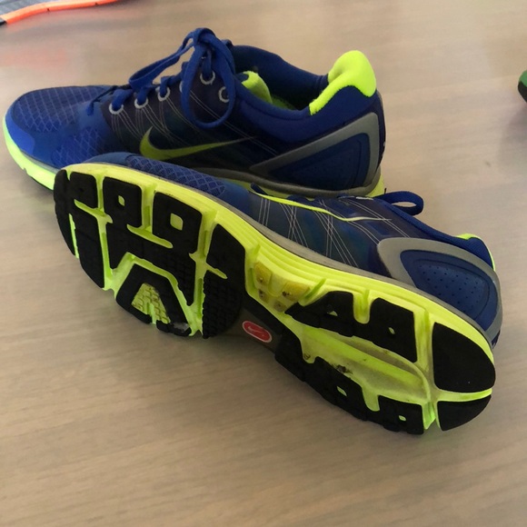 Woman’s running shoes - Picture 3 of 3